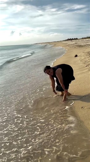 The girl doubted the existence of God😱 लहरें नाम नहीं मिटा पाए #ytshorts #viralvideo