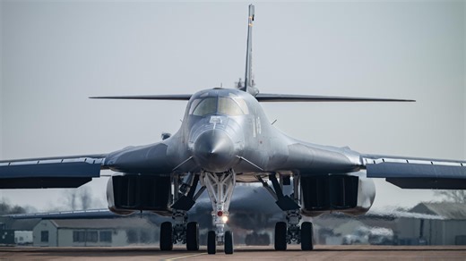 音爆级轰鸣! 实拍B-1B枪骑兵Epic Fury实战出动