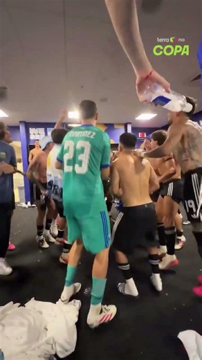Jogadores da Argentina não perdoam ingleses e pedem ‘um minuto de silêncio’ em festa no vestiário