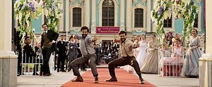 インド映画『RRR』驚異のシンクロ率！超高速ナートゥダンスシーン公開｜シネマトゥデイ