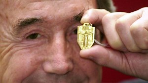 ,STOKE, FANS LAY TRIBUTES ON STATUE OF ,GORDON BANKS,