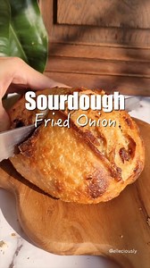 Sourdough meets crispy fried onions! 🧅✨ This small but mighty loaf is packed with flavor, thanks to a touch of spelt and golden fried onions. Soft, aromatic, and absolutely delicious! 📌 Quick formula (Baker’s %): 🔸 80% Bread flour 🔸 20% Spelt 🔸 76% Hydration 🔸 20% Levain 🔸 2% Salt 🔸 5% Fried onion Total: 300g flour I think it’s a bit under-proofed, but still tasty! Who’s up for a slice? 🍞🔥 #SourdoughFriedOnion #SmallButMightyBread #sourdough #onion #experimental | elleciously