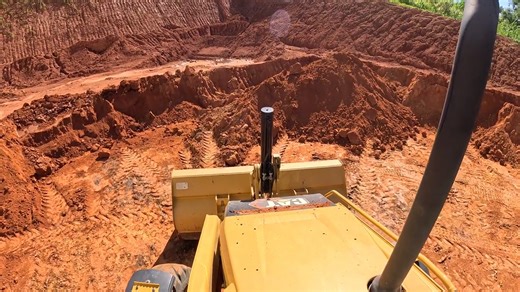 卡特彼勒416挖掘机装载作业。