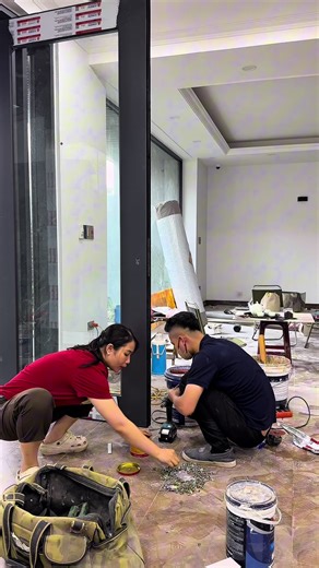 Hôm nay bạn chỉ việc diễn vì có cu em đi làm cùng.... #cuadepnhasang #cuanhomcaocap #khoadientumac #xaynhatrongoi #nhomkinh