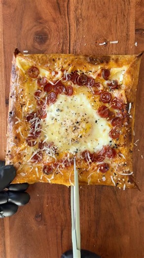 Crispy Tortilla Pizza with Cheese Crust & Egg 🤯🍕