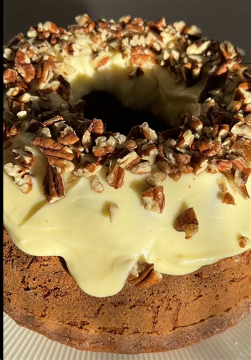 ✨🥕Wortel tulband recept 🥕✨ Ik heb deze heerlijke wortel-tulband gemaakt 🥕✨ Zacht, kruidig en zó lekker. 👇 Hieronder deel ik het recept, bak je mee? ⏱ Tijd: 1u45 🍰 Vorm: tulband 24 cm / 2,5 L 👩🏼‍🍳 Porties: 10 Benodigdheden \t•\t1 rasp \t•\t1 tulbandvorm (± 24 cm / 2,5 L) \t•\t1 elektrische handmixer \t•\t2 spuitzakken of ijsscheplepels ROOMKAASVULLING & -GLAZUUR \t•\t375 g roomkaas, op kamertemperatuur (ik gebruikte MonChou) \t•\t225 g poedersuiker \t•\t1 eetlepel vanille-extract \t•\t¼ t