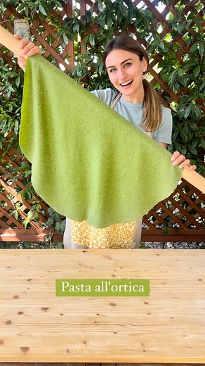 Elena Spisni on Instagram: "Pasta all’ortica 🌿 L’avete mai assaggiata? Questa è la stagione giusta per farlo! Io l’ho realizzata con l’uovo d’oca che corrisponde a 2/3 uova di gallina. Ecco le dosi per la pasta e alcuni consigli su come trattare le ortiche: 🌿 Raccogli le cime e le prime foglie delle ortiche, sono la parte più morbida e saporita 🌿 Sciacquale attentamente in acqua fredda 🌿 Cuocile in acqua bollente per 5/10 minuti, fino a quando non diventeranno tenere 🌿 Scolale cercando di e