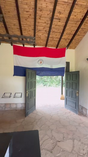 Cada 14 de agosto se celebra en Paraguay el Día de la Bandera paraguaya. Este estandarte está vigente desde 1842. Los colores de la bandera simbolizan el rojo la justicia, el blanco la paz y el azul la libertad. Es la única en el mundo que cuenta con dos escudos diferentes. El escudo del anverso corresponde al Sello Nacional. Sus componentes son la palma y el olivo, representan las glorias del Paraguay a través de su historia; la estrella, símbolo de esperanza, representa la estrella matutina qu