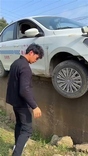 How To Self Rescue When The Wheels Of A Vehicle Fall Into A Roadblock
