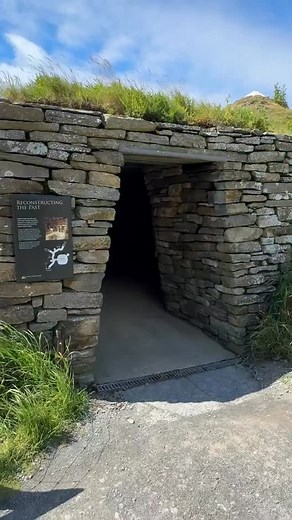 🏴󠁧󠁢󠁳󠁣󠁴󠁿A place in Scotland that’s older than the Pyramids and Stonehenge! This is Skara Brae🙋🏼‍♀️What happened this ancient civilisation is still a mystery 😳 #skarabrae #orkney #history #ancienthistory #scotland | Emily in Scotland