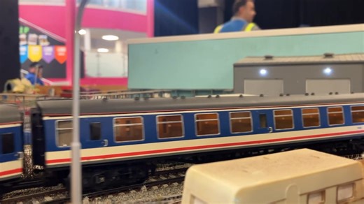 Day 1 done at Gravesend Model Exhibition and Folly Lane had a rocky start due to a wire but then performed well for the rest of the day. I just saw a CIG/CEP combo go past the bedroom window near the crossing. Day 2 tomorrow so come see us at Northfleet Girls School | Folly Lane