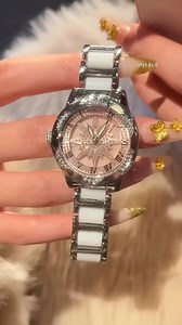 🌟 The Socialite's Commuter Heartbreaker! Rotating Dial with Diamond Halo 💫 🔥【Sunray Dial Transformation】 Dual-tone white/pink rotating bezel ⚡️ Twist it during dull meetings for dazzling light play—reflects 7 rainbow hues under bright light! 💎【Swiss Movement Hidden Genius】 ETA high-precision quartz movement🎯 Annual accuracy ±15 seconds—understated yet sharp. 💃【Dual-Personality Scene Master】 ▸ Rotating Edition: Party mode reveals gilded illusions; champagne glass reflections outshine phone 