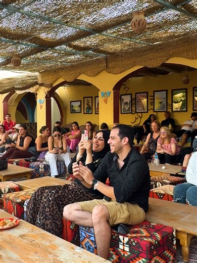💃 Wenn du in Ägypten unterwegs bist, lohnt sich eine orientalische Tanzshow fast immer als Programmpunkt. ☺️ Nicht nur, weil die Musik sofort Urlaubsstimmung macht, sondern weil du dabei ein Stück lokale Kultur live erlebst. Typisch sind Bauchtänze oder auch Tanoura, das ist der berühmte wirbelnde „Rocktanz“. Zu sehen bekommst du diese Tänze oft in Restaurants, auf Booten oder als Abendshow in Hotels. 🎉🥁 👉 Sichere dir bis zum 28.02. noch einen unserer Frühbucher-Deals auf www.eti.at und freu