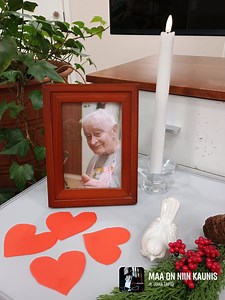 "Maa on niin kaunis, kirkas Luojan taivas Ihana on sielujen toiviotie. Maailman kautta, kuljemme laulain Taivasta kohti matka vie" Tänään diakoni Tiina vieraili surukodissa, kun yhteisömme menetti pitkäaikaisen ystävän ja asukkaan. Yhdessä itkimme ja nauroimme, muistelimme yhteisiä hetkiä. Kukin asukas sai vuorollaan lähettää Joukon matkaan sydämen ja sen mukana kauniin ajatuksen. Joukon muistoa kunnioittaen 🕊️ Maahisentaipaleen väki | SAVAS