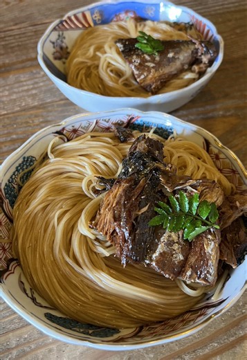 珍しい焼き鯖そうめんを楽しむ