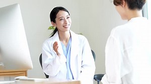 笑顔で診察する医師の動画｜無料の動画素材サイト「動画AC」