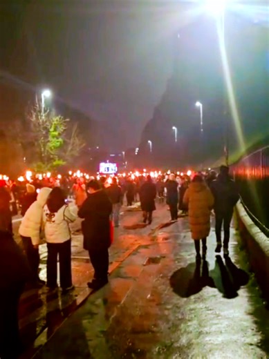 Celebrating Edinburgh Hogmanay—the biggest, most epic New Year festival in the world! From torchlight parades to fireworks at Edinburgh Castle and traditional ceilidh dancing, this is how Scotland rings in 2026! Did you know in Scotland, New Year is sometimes bigger than Christmas? #Hogmanay #Edinburgh #NewYear2026 #ScottishTraditions #Fireworks