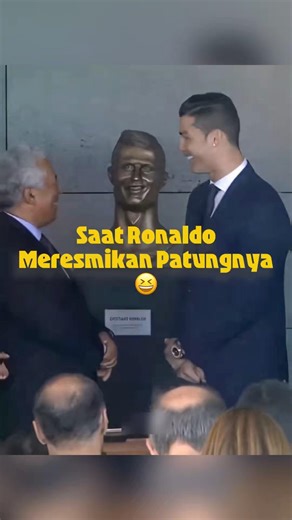 Ronaldo Ngelag saat Melihat Patungnya 🤣