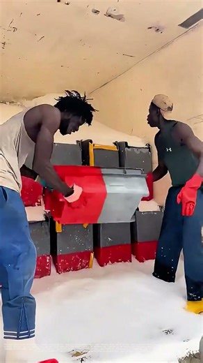 Loading Plastic Pellet Containers: How Teamwork Boosts Cargo Efficiency