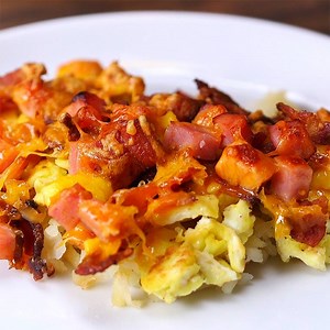 You can have pizza in the morning with this Breakfast Pizza! Complete with hash brown crust. Get the written recipe here: http://bit.ly/2lxlovP | Cooking Panda