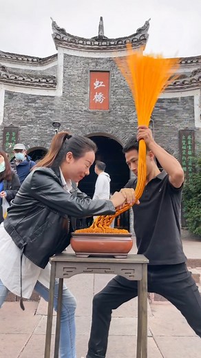 Artists Universum 🖌️ on Instagram: "Meet the artist who turns copper wire into breathtaking tree sculptures. By meticulously twisting and bending, each tree emerges with intricate branches and leaves. Artist: 88123804472 / 小邓手工艺 on Douyin #art #tree"