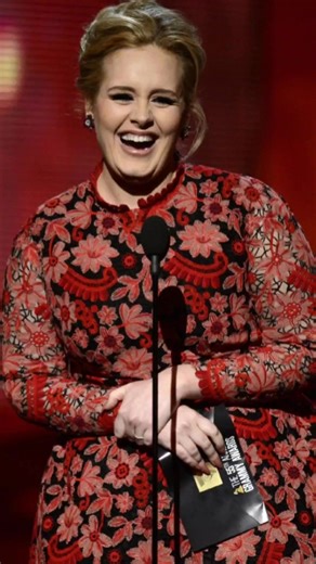 ⭐️ Adele apresentando o Grammy de Álbum do Ano em 2013 ✨️ Pouco se fala, mas Adele não só ganhou o prêmio de Melhor Performance Solo com Set Fire to the Rain nessa noite, como também anunciou o prêmio do Álbum do Ano. Com seu humor habitual, ela subiu ao palco para entregar o prêmio para a banda Mumford & Sons, que venceu com o álbum Babel. 🫠Ela toda meiga e sem jeito🥰 Foi a primeira vez que Adele apresentou uma categoria no Grammy. Será que hoje terá uma segunda vez? 🤞🏻 🪐 Siga nosso perfil