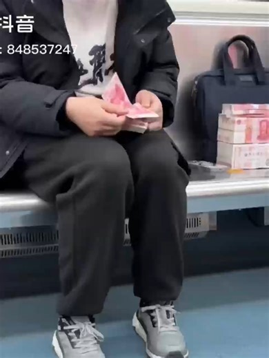 A video of a young guy counting cash on the Wuxi Metro just went viral. Counting money on the subway like it’s nothing—Wuxi’s public safety getting major praise. 👏#wuxi #Subway #attraction #fpy
