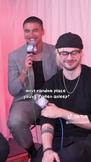 calum hood reputation era incoming #5sos