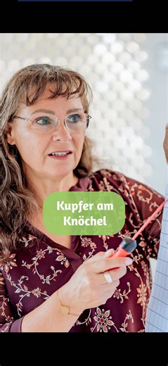 ‼️Sie wollen nicht das du es weisst ⤵️ Was Du an Deinen Knöcheln trägst, kann mehr Einfluss haben, als die meisten ahnen. Kupfer ist nicht nur ein schönes Metall. Es wurde seit Jahrtausenden genutzt – von den alten Ägyptern bis heute – weil es etwas weiterleitet, das wir nicht sehen… aber spüren können. In der Energiearbeit sagt man: Alles trägt eine bestimmte Schwingung. Und Kupfer hat die Fähigkeit, genau diese Schwingung zu leiten und auszugleichen. Wenn Du es nahe an Deinen Gelenken trägst, 