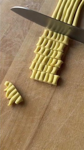 You don’t need pasta tools to make pasta 💛 This is cavatelli made from semolina dough,