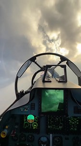 哈薩克空軍的 SU-30 戰機。其後座設有一具「抬頭顯示器複視器」（HUD repeater），可將前座飛行員的 HUD 資訊同步傳輸到該螢幕上。 | 世界尖端武器觀測站