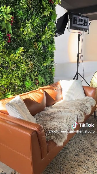 Unser Studio für Foto- und Videoproduktion ist ab 3h buchbar. Du kannst direkt loslegen mit allem was du für ein gutes Fotoshooting brauchst. Dauerlichter, verschiedene Hintergründe und Sets stehen für dich bereit. Noch Fragen? Schreib sie in die Kommentare 💌 #tageslichtstudio #leipzig #mietstudio #modeltok #locationleipzig