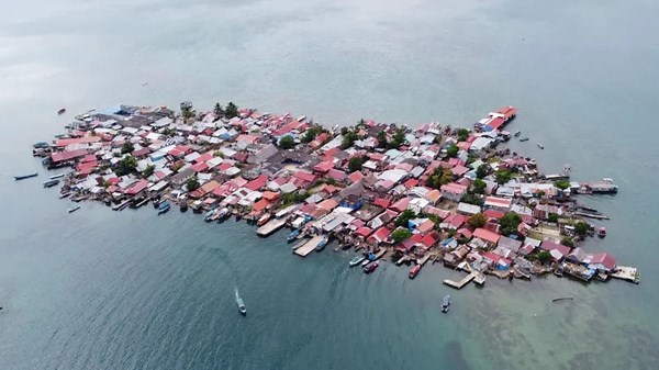 Rising seas force Panama island residents to relocate