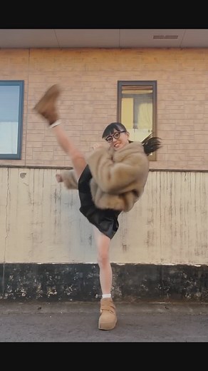 宮原華音 on Instagram: "あけましておめでとうございます⛩ 今年もたくさん挑戦してたくさん蹴って いきたいと思いますのでよろしくお願いします✨ 毎年恒例のあけましておめでとうございますハイキック❤️‍🔥"