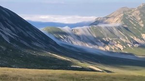 💨 IL PENTOLONE FUMANTE DI VADO DI CORNO 💨 Impressionante time-lapse di questa estate che ci mostra il Vado di Corno (Campo Imperatore) interessato dalla risalita di masse d'aria dal versante nordorientale e conseguente discesa di queste ultime sul versante sottovento.😯 Ci troviamo di fronte ai classici fenomeni di Stau e Föhn, caratterizzati rispettivamente dalla risalita di masse d'aria umida sui pendii posti sopravento - con conseguente raffreddamento e saturazione (Stau) - e successiva ric