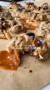 Salted caramel chocolate chip cookies Salted caramel with pretzels pieces and chocolate chips cookies are the way to my heart!! Try this easy and delicious recipe when that sweet tooth kicks in and I promise you won’t regret it!! d’EATS -1/2 cup butter -1 eggs -1/4 cup sugar -1/2 cup packed light brown sugar -1 tsp vanilla extract -1 1/4 cup all purpose flour -1 tsp corn starch -1 tsp baking powder -1/2 cup chocolate chips -3/4 cup crushed pretzels -1/3 cup @smartsweets chopped caramel -flaky sa