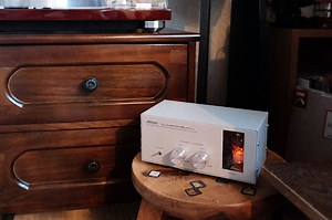 飯田有抄のフォトエッセイ「暮らしのスキマに」 File.47｜LPの音が生々しい音に！ ラックスマン製の真空管フォノイコライザー・キット