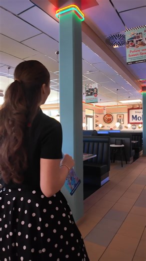 Ihr wolltet noch mehr sehen… dann zeigen wir euch Hilden! 🍔✨ Seid ihr bereit für saftige Burger, leckere Fries, cremige Milchshakes und die echte American-Diner-Atmosphäre bei Miss PeppeR? 🎉🇺🇸 Unser Standort in Hilden wartet auf euch! Hier dreht sich alles um Genuss, gute Laune und Momente, die man nicht vergisst. Also, schnappt eure Freunde, kommt vorbei und erlebt Hilden von seiner leckersten Seite. 😎🍹 Wer einmal hier war, kommt garantiert wieder – wir freuen uns auf euch! #MissPeppeR #A