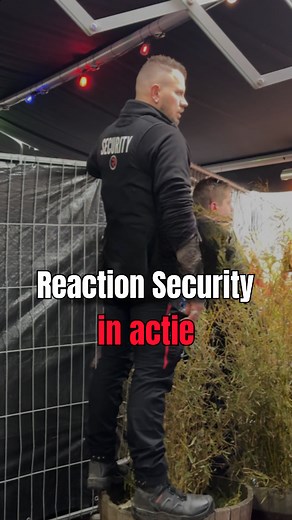 Soms moet je gewoon even ruimte maken. Dus ja, bar eruit, met z’n tweeën sjouwen en weer door. Zorgen dat de mensen die binnen zijn, ook écht kunnen genieten. En blijft het te druk? Dan duwen we gewoon weer vriendelijk naar buiten 😉 | Reaction Security