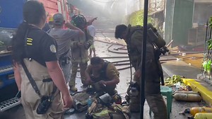 TINGNAN: Gumagamit ng SCBA o self-contained breathing apparatus ang mga bumbero upang makapasok sa nasusunog na bodega sa Balut, Tondo. | via Jeffrey Hernaez, ABS-CBN News Tingnan ang link sa comments section para sa kaugnay na ulat. | ABS-CBN News