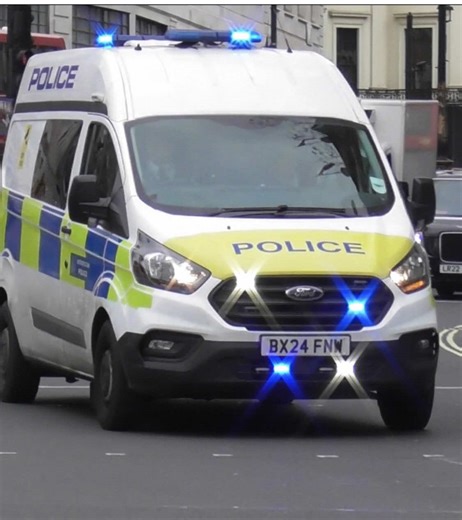 #metropolitanpolice Marked Ford Transit (24) prisoner transport vehicle (PTV) used by the emergency response policing team (ERPT) responding through Trafalgar Square on blue lights & sirens #fyp #foryoupage #999 #police
