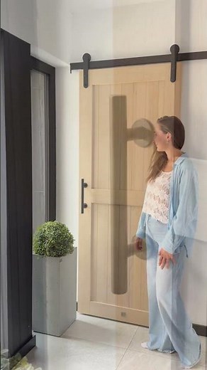 Portes coulissantes en chêne | Minimalisme et fonctionnalité dans un vestibule moderne avec dressing