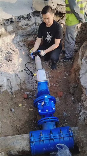 Tap hole with our tapping machine and tapping saddle under water pressure #energy #naturalgas #fittings #hottapping #hottap #pipe #pipeline #gas #pipetap #teebipartida #tappingmachine #water #petroleum #hydrocarbons #petroquimica #refineria #OilGas Используйте наш нарезной станок, чтобы прорезать отверстие DN300 под давлением воды. # Энергия # природный газ # трубы # кран # водопровод # трубопровод # газ # кран # кран # тройнойкран # кран # кран # вода # нефть # углеводороды # нефтянаяслюда # не