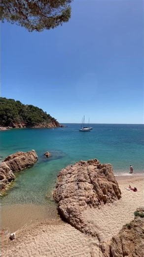 La vie est douce le long de la costa brava ! C’est quoi le bonheur pour vous? #nature #travel 🤩