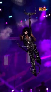 Paul Stanley performed his iconic stage move by flying over the crowd on a zipline #kiss #shorts