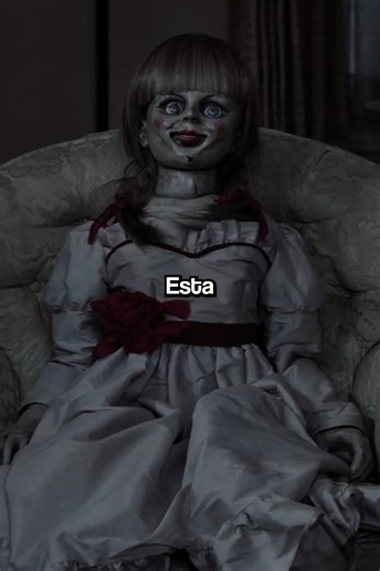 Esta chica está dormida cuando siente un tirón en sus pies. Le dice a su hermana que no es chistoso, pero al abrir los ojos, se da cuenta de que esta sigue profundamente dormida. No están solas. A la mañana siguiente, juegan a las escondidas. Carolyn cierra los ojos, escucha un aplauso y lo sigue. El armario se abre solo. Desde la oscuridad, unas manos que no son humanas aplauden. Carolyn busca a su hija, pero de repente, esta aparece detrás de ella. Entonces, ¿quién la estaba guiando? Este es u