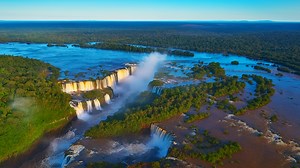 Vistas panorámicas de las imponentes cataratas del Iguazú