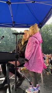 Dieses Video haben wir gerade von LEA geschickt bekommen💛. 2019 hat Lea für unser "MTV Unplugged"- Album, "Guten Tag, liebes Glück" mit Max gesungen. Unglaublich, dass sie den Text und die Begleitung noch drauf hat! Das kleine Mädchen ist so mutig! Oder würdet ihr spontan auf der Bühne vor so vielen Zuschauern singen? #gutentagliebesglück | Max Raabe & Palast Orchester