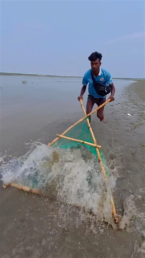 Smart Fishing Hack Using Bamboo Net Trap 🐟