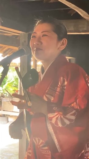 琉球村【公式】RyukyuMura on Instagram‎: "沖縄の唄と踊り芸能ショー🌺🎶 日替わりだから、 唄者さんも演目も毎日ちがう✨ 来るたびに新しい発見👀 歌が終わったら、 唄者さんとゆんたく（お話）も😊🎤 距離が近くて楽しい！ 琉球村で、 思い出いっぱい作ろう٩( ‘ω’ )و🌿 ⸻ #琉球村 #沖縄 #沖縄観光 #沖縄旅行 #沖縄の唄と踊り 芸能ショー ゆんたく インスタリール"‎